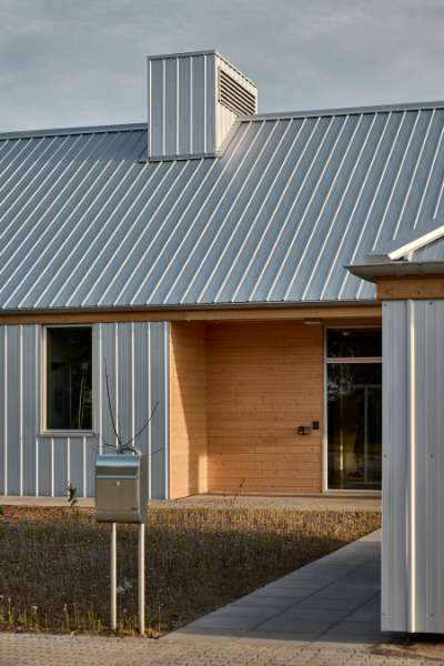 The rib sheets of Jordbærmarken create a rural atmosphere and inspire children to play outdoors, Børnehuset Jordbærmarken, Rodskovvej 59, 8543 Hornslet